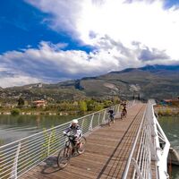 Der Radweg auf der Brücke in Torbole