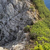 Der Weg zum Strindenschartenkopf führt immer direkt an der Kante entlang.