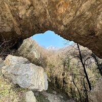 Der durchbohrte Felsen im Massiv des Grand Colombier
