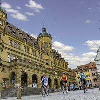 Radfahrer vor dem Rathaus Rothenburg o.d.T.