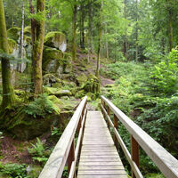 Felsgruppe Wasserfall auf dem Quellenerlebnispfad in Bad Herrenalb