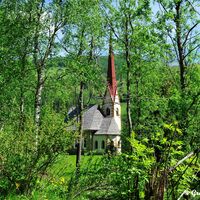 Das Kirchlein in Pockhorn begrüßt uns durch den Blätter-Vorhang