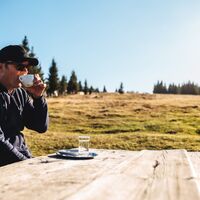 Pause auf der Weinebene im Herbst
