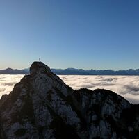 Herbstlicher Blick zum Gipfel des 1.957 Meter hohen Ebner Jochs.