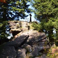 Das Naturdenkmal Bernsteinfelsen wartet darauf erklommen zu werden.