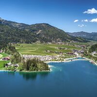 Weitblick auf die am Achensee gelegene Ortschaft Achenkirch - rechts die Schiffsanlegestelle Scholastika
