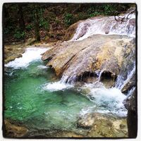 Die Arena unter dem Wasserfall von Clairefontaine