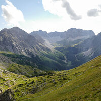 Weittalspitze, Eisenschuss und Kreuzkofel bilden die Felsarena um die Kerschbaumer Alm
