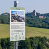 Aussicht mit Infoschild zur Burg Lichtenberg