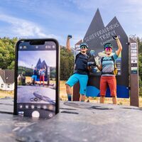 Finisher-Foto mit Trophäe der Schiefergebirgstrophy am Start- und Zielort Leutenberg