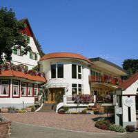 Der Radweg führt vorbei am fahrradfreundlichen Hotel Ochsen: ein Stopp mit einer Schwarzwälder Kirschtorte lohnt sich!
