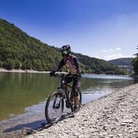 Mountainbiker am Ufer des Diemelsees