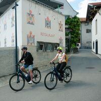 Fahrt durch die Dörfer der Bündner Herrschaft.