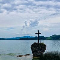Kreuzstein mit Blick zur Drachenwand