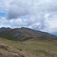 Der Hochsonnberg. Der Weg führt immer rechts des Kammes, fast eben über Bergwiesen.