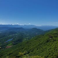 Blick von der Croix d'Innimond auf den See Arboreaz, den Süden des Bugey, das Massiv der Chartreuse und des Vercors