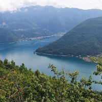 Blick hinüber zum östl. Arm des Lago Lugano