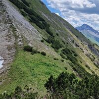 Hier nochmal die Scharte im Blick mit dem rechts abzweigenden Weg zur Dürrekopfhütte und weiter runter dann ins Namloser Tal
