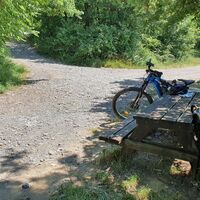 6.9 km Gerade: Agrotourismus, Links: Weiterfahrt