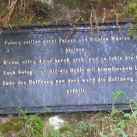 Tafel 1 über der Höhle