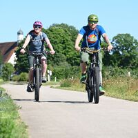Radler bei der Wallfahrtskirche St. Willibald in Jesenwang
