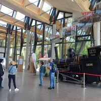 Die alte Dampflok aus dem Eröffnungsjahr 1893 im neuen, lichtdurchfluteten Bahnhofsgebäude in St. Wolfgang.