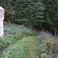 Abstieg entlang Kreuzwegstationen - geradeaus auf dem Purbachweg