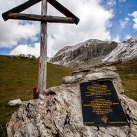 Kreuz gewidmet dem Leutnant Felix Hecht von Eleda