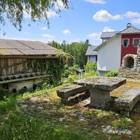 Alter Grillofen und steinerner Rastplatz an der Auffahrt zur Burgruine