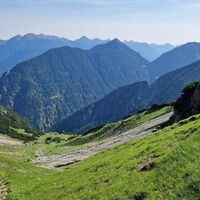 Blick vom "Schärtle" Richtung Plansee, der spitze Kegel geradeaus ist das Lichtbrenntjoch. Der Weg im Vordergrund ist der Alpenrosensteig, welcher nach 30 min Abstieg zur Grübleshütte führt. Der weitere Abstieg endet dann direkt am Heiterwanger See.