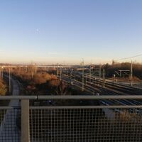 Pedestrian bridge over Max-Born-Straße and the tracks