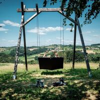 Schwebeliege mit Blick auf Stein