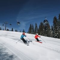 Abfahrt über die Piste