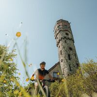 Mountainbiker fährt bei der Ameisbergwarte