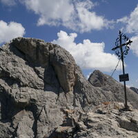 das schöne Kreuz auf der Schöttnerspitze, links der Rote Turm