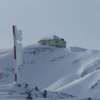 Matrashaus im Winter; der Anraum wächst entgegen die Windrichtung