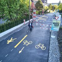 Entlang des Freigleises, dem früheren Bahntrassee der Zentralbahn