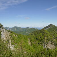 Blick zur Einsattelung, rechts Nackter und Rauer Kalbling