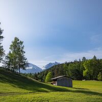 Reith Wiesenweg - hölzerne Hütte mit Blick zum Inntal.jpg