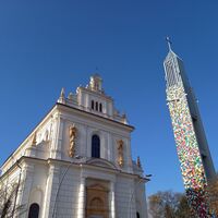 Leonhardkirche mit buntestem Kirchturm in Feldbach