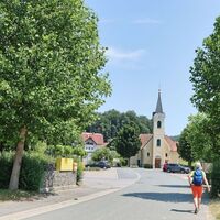 Wir wandern auf die Kirche in Wörth zu