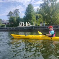 Meloja Lahti vor den Buchstaben