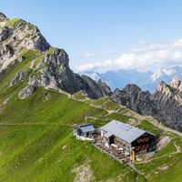 Nördlinger Hütte mit Reither Spitze und Karwendel.jpg