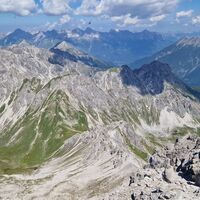 Nochmal die Landschaftsspitze im Vordergrund, welche keinen offiziellen Aufstiegsweg hat. Man kann aber vom Alblitjöchl über die Grasrinnen nach oben und dahinter ins Landschaftskar absteigen (weglos).