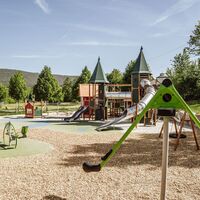 Wippen und Klettergerüst auf dem Inklusionsspielplatz Baiersbronn
