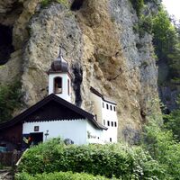 Eine Abstiegsvariante führt an der Einsiedelei vorbei, die wie ein Schwalbennest am Felsen klebt.