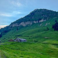 links die Rotwandhütte - rechts der grasbewachsene Juifen