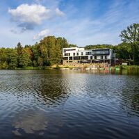Brückweiher am Würzbacher Weiher mit PETERS Hotel &amp; Spa