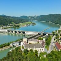 Blick von oben auf Schloss Persenbeuge und Donaukraftwerk Ybbs-Persenbeug