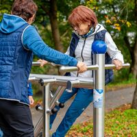 Fitness für die Beine am altersgerechten Stadtspaziergang